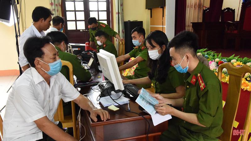 Công an huyện Kỳ Anh tổ chức làm thẻ căn cước công dân có gắn chíp điện tử trên địa bàn xã Kỳ Sơn