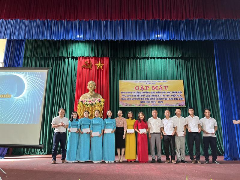 Hội khuyến học - Cựu giáo chức xã Kỳ Sơn tổ chức Lễ tuyên dương các giáo viên, học sinh có thành tích xuất sắc năm học 2021-2022