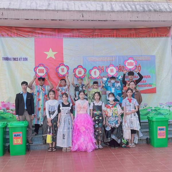 Trường THCS Kỳ Sơn ra mắt Câu lạc bộ nói không với rác thải nhựa và hướng dẫn phân loại rác thải tại nguồn