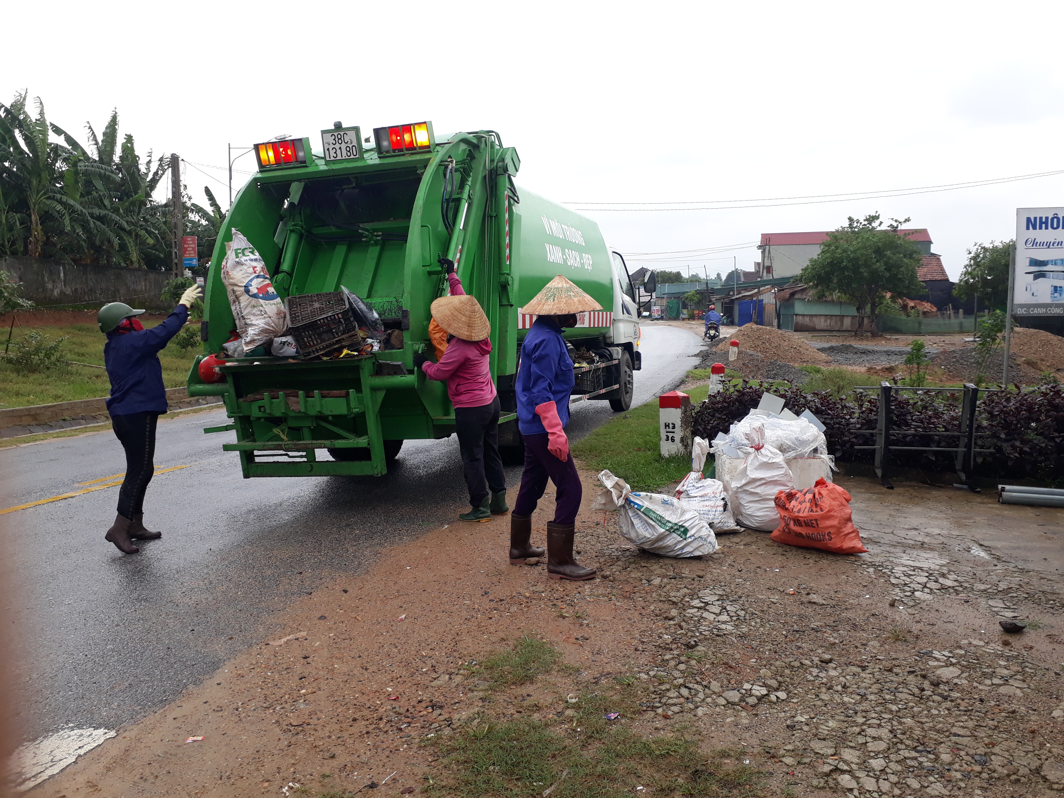 Xã Kỳ Sơn triển khai tổ chức thu gom rác thải sinh hoạt cho bà con nhân dân, theo đề Án thu xử lý rác thải trên địa bàn